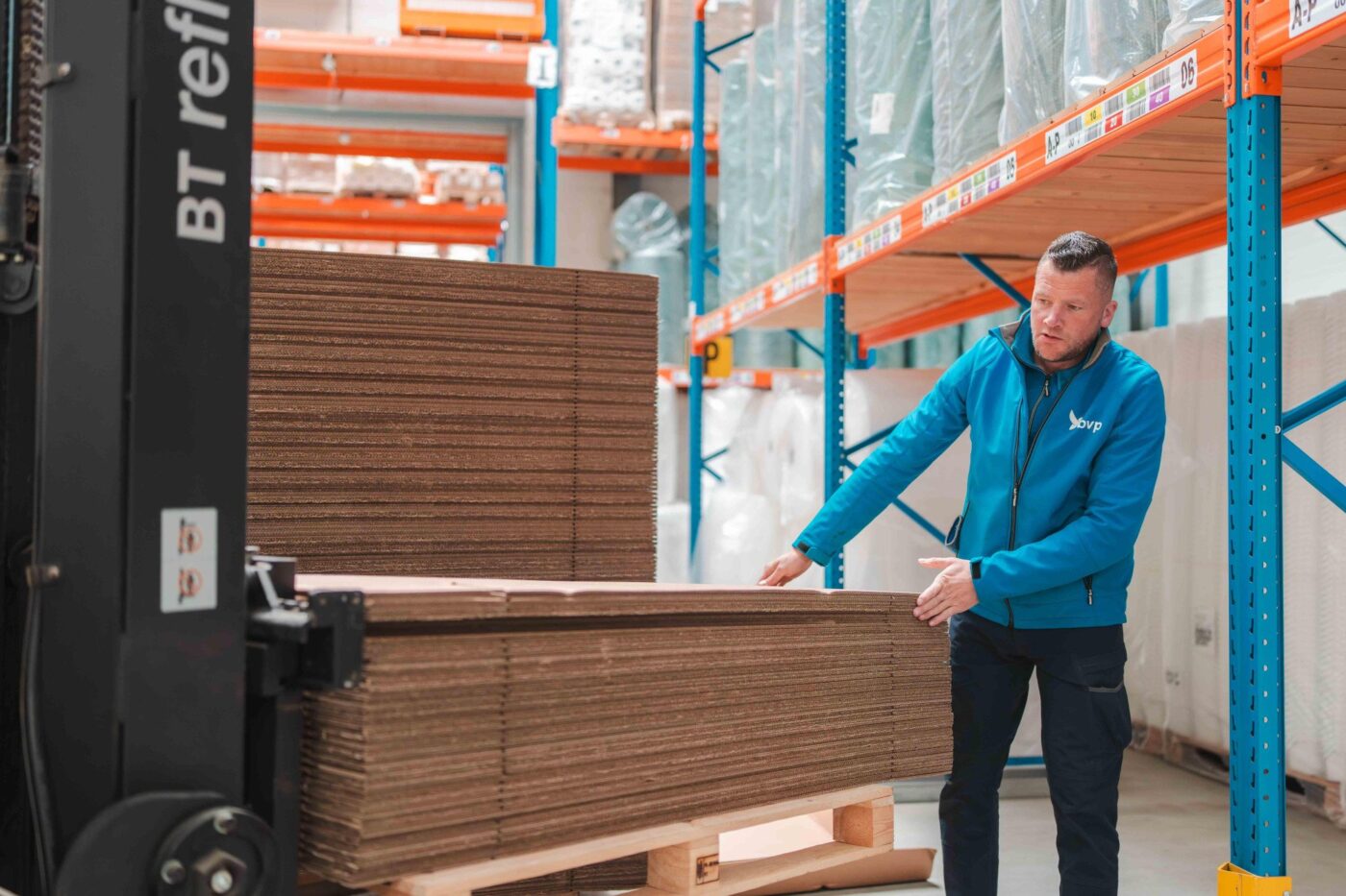 Kartonnen platen in het magazijn van BVP Verpakkingen